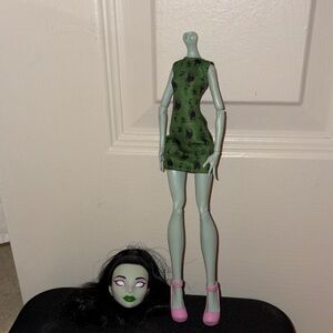 CAN POSSIBLY BE REPAIRED! Broken Head Scarah Scream (Head can be forced on!)